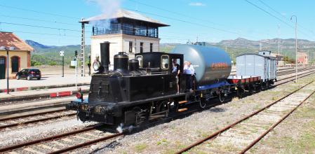 Sobre estas líneas, locomotora MZ 606 con composición de vagones.
