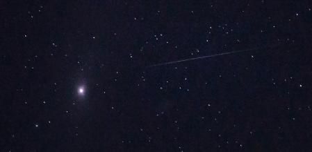 La galaxia de Andrómeda y la estrella Nórmida visto desde Vic.