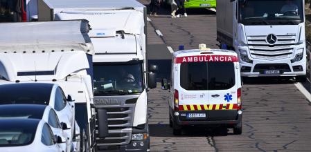 Imagen de archivo de una ambulancia circula entre los camiones retenidos por la colisión múltiple en la autopista AP-7, a la altura de Nules