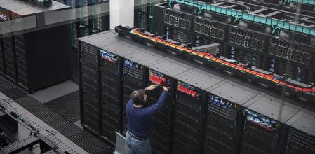 AJUSTES DE LOS INGENIEROS DEL BARCELONA SUPERCOMPUTING CENTER DE LA NUEVA TERMINAL DE SUPERCOMPUTADORA MARE NOSTRUM 5, QUE ESTA A PUNTO DE INAUGURARSE.