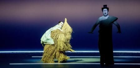 El bajo Krešimir Stražanac junto al bailarín Alexis Fousekis (el monstruo) montado por una de las niñas