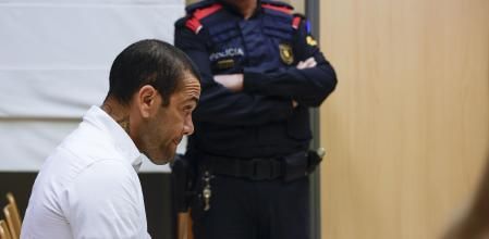 BARCELONA, 05/02/2024.- L'exjugador brasileño del FC Barcelona Dani Alves, acusado de violar en una joven en un baño de la discoteca Sutton de Barcelona en diciembre del 2022, sentado en el banquillo de los acusados momentos después que arrancara el juicio contra él, cono el trámite de cuestiones previas de acusaciones y defensas, este lunes en l'Audiència de Barcelona. EFE/ Alberto Estévez / ***POOL***
