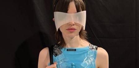 Una modelo luce la polémica pulsera