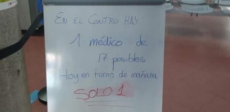 Cartel que denuncia la falta de profesionales en el ambulatorio de Pinto.