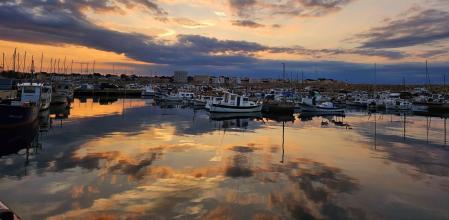 Puesta de sol en el puerto de L'Escala.