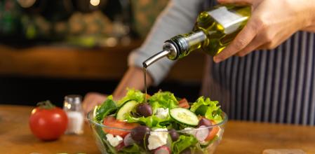 ¿Primero el aceite o el vinagre? Este vídeo de TikTok muestra el orden adecuado para aliñar la ensalada.