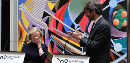 Carmina Andrés, hija de Vicent Andrés Estellés, se emociona en la presentación del apoyo del Gobierno al Centenario del poeta. A la derecha, el ministro Ernest Urtasun