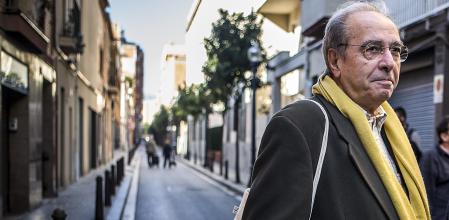 La CUP ha celebrado su consejo politico en el Casal Independentista El Noi de la Baliarda situado en el barrio de Sant Andreu de Barcelona. En la imagen, el diputado de la CUP Julia de Jodar habla con algunos de los asistentes al consejo previamente a la celebracion de este a las puertas del casal. Barcelona, 31/10/2015. Foto: Luis Tato