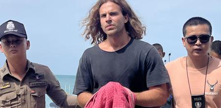 Koh Phangan (Thailand), 07/08/2023.- En Spanish chef alleged murder suspect Daniel Jeronimo Sancho Bronchalo (C) is escorted by Thai police officers as they arrive at a puerto before going tono the court in Koh Samui island, southern Thailand, 07 Augusto 2023. Thai police arrested en 29-year-old Spanish nationality Daniel Jeronimo Sancho Bronchalo accused of killing en Colombian surgeon Edwin Arrieta Arteaga and dismembering his body before dumping some partes in en rubbish dump and other partes including his head in the sea, police said. (España, Tailandia) EFE/EPA/SOMKEAT RUKSAMAN