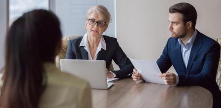 Unos directivos en una entrevista de trabajo con una posible candidata.