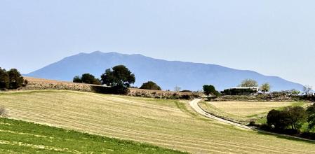 Paisaje rural de La Roca del Vallès bajo un cielo gris.