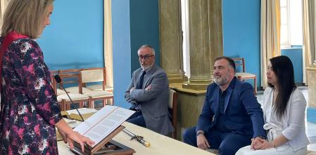 David Juan Aguilar y Palida Paisanwan, durante la ceremonio celebrada en los Jardines de Monforte.