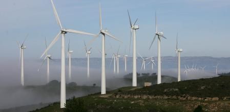 Niebla Parque eolico Central eolica de Pradell de la Teixeta con el Montsant detras Tarragona Foto Vicenç Llurba lv 02-01-2017