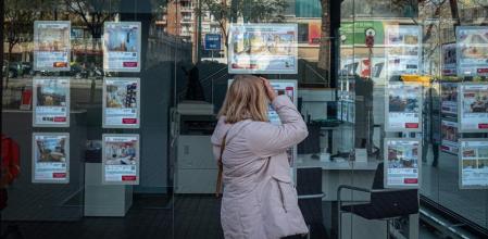 11032021 Barcelona, imágenes de recurso inmobiliarias, carteles de alquiler de locales y despachos￼￼￼￼