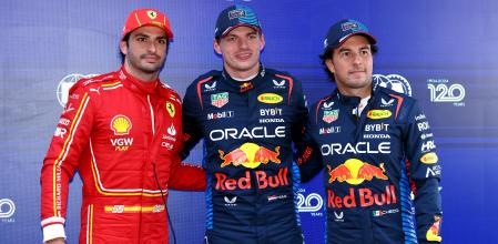 Carlos Sainz junto a los dos pilotos de la escudería Red Bull: Max Verstappen y 'Checo' Pérez