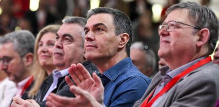El secretario general del PSOE y presidente del Gobierno, Pedro Sánchez, junto a Santos Cerdán y Ximo Puig.&nbsp;
