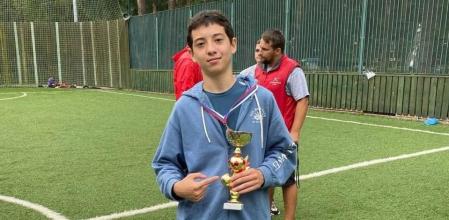 Islam, un joven de 15 años, trabajaba en el guardarropas del local