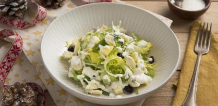 Prepara esta receta de ensalada de escarola con manzana y queso azul en 15 minutos