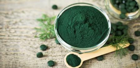 Suplemento de Chlorella en polvo y en pastillas.