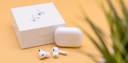 Unos AirPods con su estuche de carga y caja.