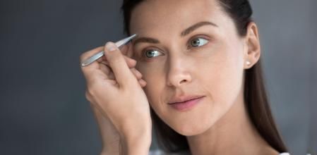 Un espejo de aumento te ayudará a depilarte las cejas con mayor precisión.