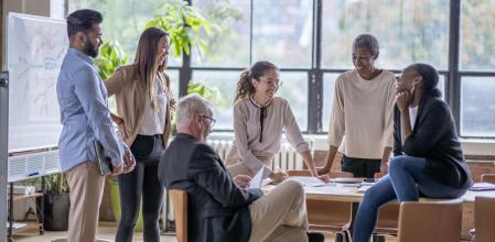 Un grupo de gente conociéndose en un entorno laboral.