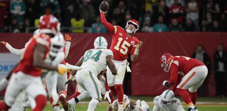Patrick Mahomes se dispone a realizar un pase durante el partido Chiefs-Dolphins que se jugó en noviembre en Frankfurt