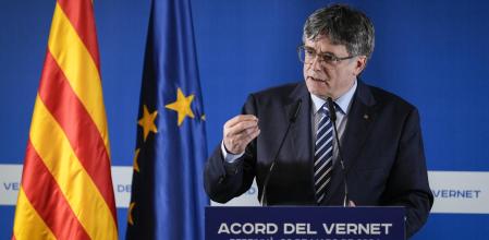 GRAFCAT1940. PERPINYÀ (FRANCIA), 26/03/2024.- El expresidente de la Generalitat Carles Puigdemont interviene tras el acto de firma del acuerdo de Junts per Catalunya con Joventut Republicana, Els Verds-Alternativa verda, Reagrupament, Acció per la república, Estat Català, MESCat y Demòcrates de Catalunya, que se ha realizado este martes en Perpinyà (Francia). EFE/David Borrat.