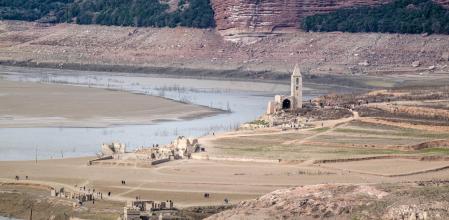 El turismo de sequía ha hecho que cada vez sean más los que visiten el pantano de Sau, que actualmente está a un 1'4% de su capacidad. No es extraño que visitantes, en un intento de acercarse lo máximo posible al agua, pongan los pies en zonas donde el barro está todavía muy blando y se hundan. La gran afluencia de visitantes del pantano de Sau ha originado algunos rescates de los bomberos a personas que han quedado hundidas en el barro del embalse.