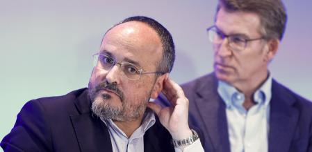 GRAFCAT1984. BARCELONA, 27/03/2024.- El presidente del PP, Alberto Núñez Feijóo, junto al presidente del PPC, Alejandro Fernández (i), propuesto como candidato a las elecciones catalanas del 12 de mayo; durante la Junta Directiva Autonómica del PP de Cataluña. EFE/Quique García