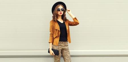 Una mujer con un conjunto combinando animal print y prendas básicas.