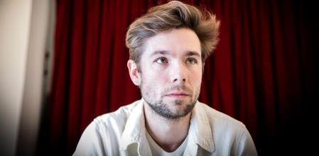 L’actor Carlos Cuevas al teatre Romea de Barcelona, on representa 'Jauría', de Jordi Casanovas.