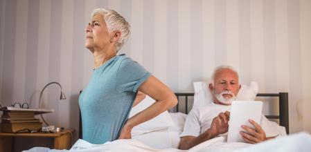 Si sufres problemas de espalda, tu nuevo colchón debe ofrecer la rigidez adecuada para sujetar las lumbares y mantener la columna alineada.