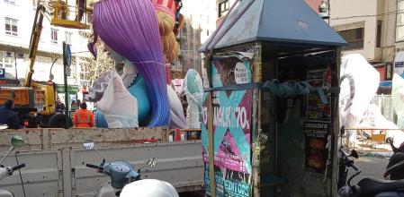 Operarios retiran una de las cabinas de teléfono