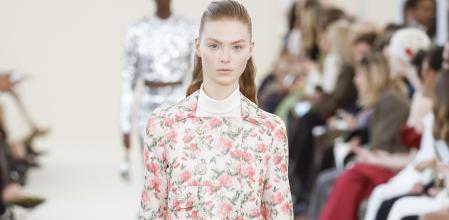 Una modelo luce un diseño de Giambattista Valli en la semana de la moda de Paris 2024