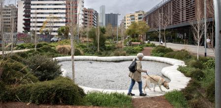 Parque eje verde Cristobal de Moura, resistente a la sequía, con materiales porosos, especies resistentes al calor y técnicas de recogida de agua.