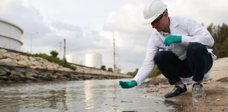 La contaminación del agua por PFAS puede proceder de fuentes industriales o de substancias y productos de uso cotidiano en nuestros hogares  .