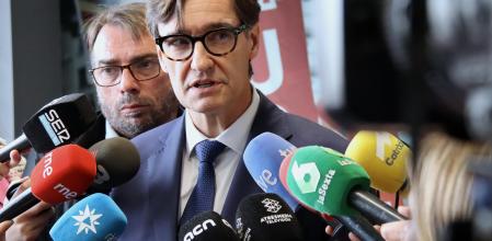 El candidato del PSC y primer secretario, Salvador Illa, junto al secretario general de UGT, Camil Ros