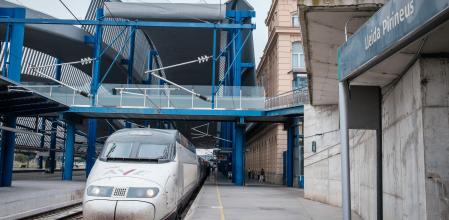 Un AVE de Renfe en la estación de alta velocidad Lleida Pirineus