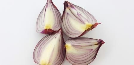 Despídete del picor de la cebolla y el mal aliento tras comerla con este sencillo truco.