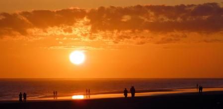 Atardecer de primavera en la playa de la Costilla de Rota.