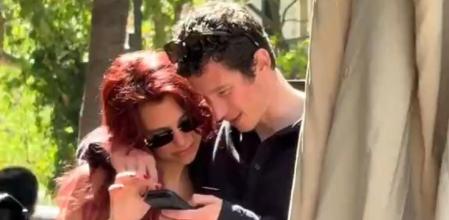 Dua Lipa se pasea por Barcelona con su novio, Callum Turner