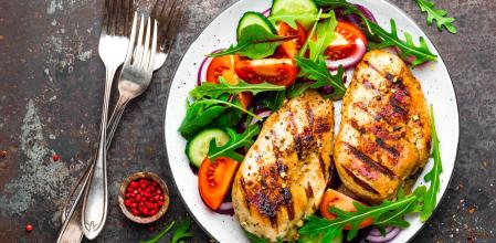 Los expertos recomiendan seguir el plato de Harvard para la cena