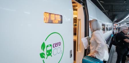 Un AVE de la compañia española Renfe ha realizado este jueves su primer servicio internacional con el estreno de la ruta Barcelona-Lyon, que tiene una duración de cinco horas. Alberto Langarita y Jordi Gracia son los maquinistas que iban en la cabina del tren inaugural que este jueves al mediodía ha llegado a Lyon con 240 pasajeros a bordo. Raul Blanco, presidente de Renfe.