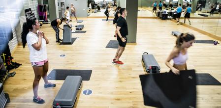 Clientes en la clase de un gimnasio