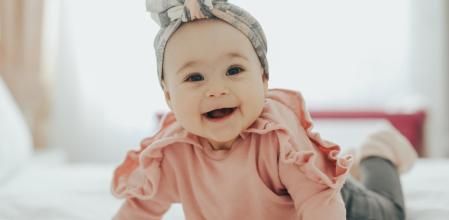 Una bebé con ropa de primavera.