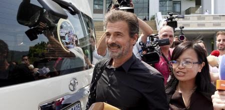 KOH SAMUI (TAILANDIA), 11/04/2024.- El actor Rodolfo Sancho (i), padre del acusado Daniel Sancho, sale del tribunal este jueves tras asistir a la última sesión de esta semana que contó con el testimonio de policías responsables de la investigación, en Koh Samui (Tailandia). EFE/ Sitthipong Charoenjai