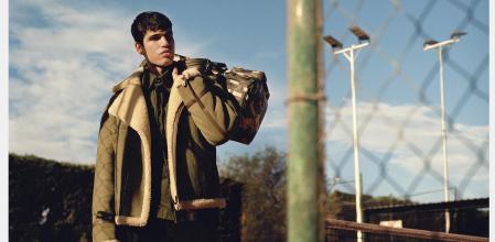 Sobrecamisa y chaqueta de piel con pelo de LV Lovers, pantalón de traje acampanado y bolsa LV Trail con estampado damoflage