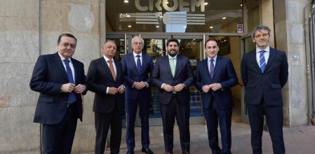 De izquierda a derecha: Jose María Albarracín, presidente de CROEM;  Salvador Navarro, presidente de CEV; José Cano, vicepresidente de CEA; Fernando López Miras, presidente Región de Murcia; Javier González de Lara; presidente de CEA y Luis Alberto Marín, consejero de Economía, Hacienda y Empresa de la Región de Murcia.