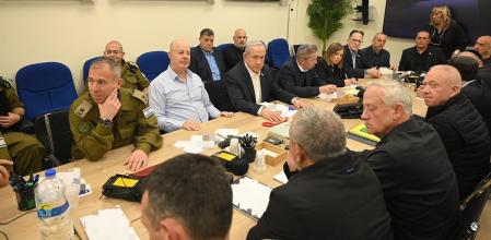 El primer ministro de Israel, Beniamin Netanyahu, durante una reunión del Gabinete de Guerra en Kirya, en Tel Aviv